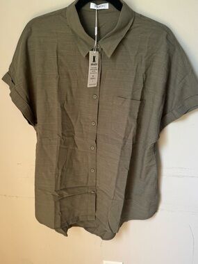 Men's Short-Sleeve Button-Up Shirt in Olive Green